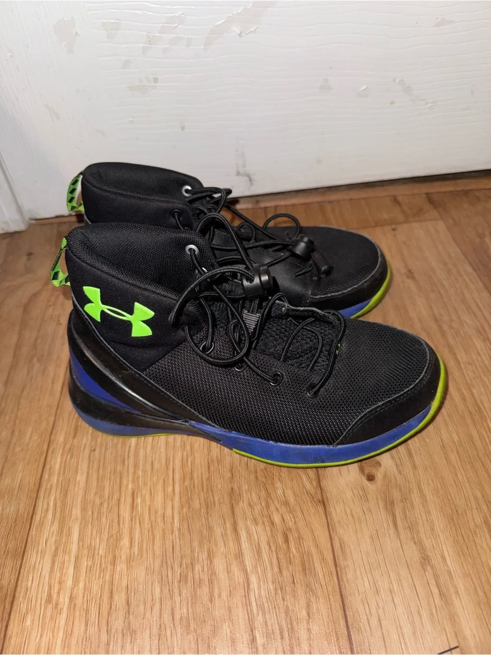Boys Under Armour Black sneakers 2.5 Youth